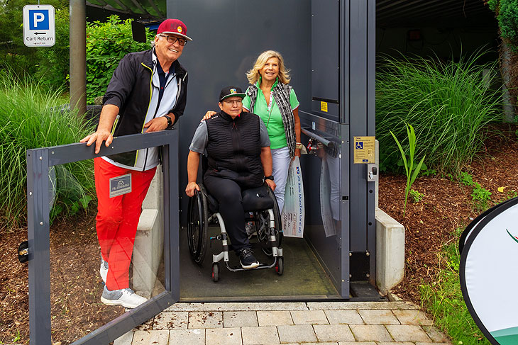 Mit ihrer Stiftung "Frohes Herz" hatten Marianne und Michael Hartl dn Bau eines 25.000€  teuren Liftes für Rollstuhlfahrer und Menschen mit anderen Behinderungen unterstützt ©Foto:  Herbert Wirtz - Photographer